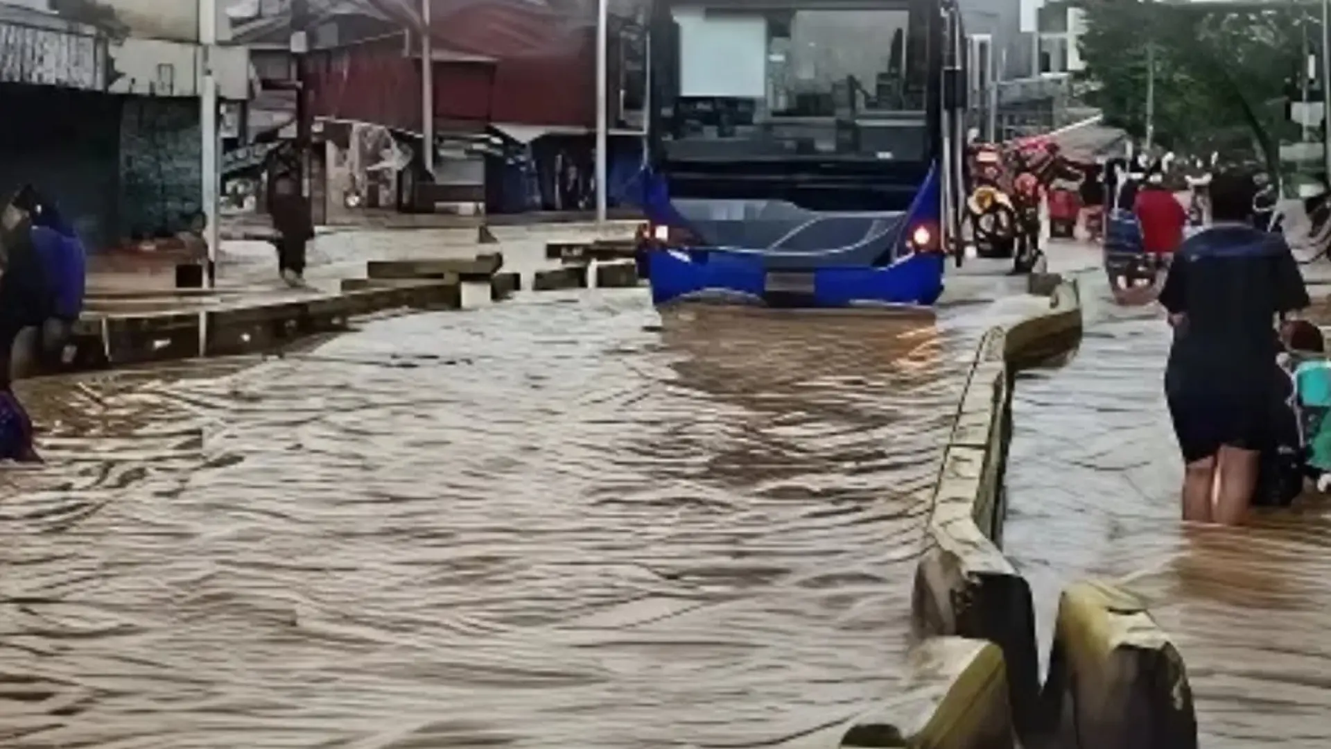Banjir Jakarta Pagi Ini 106 Rt Dan 14 Ruas Jalan Tergenang