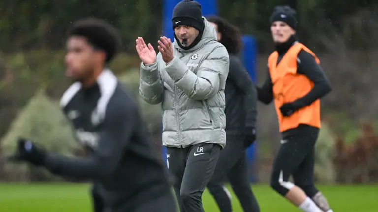 Gaya Liam Rosenior di Latihan Perdana Chelsea: Beri Instruksi Khusus ke Estevao dan Joao Pedro