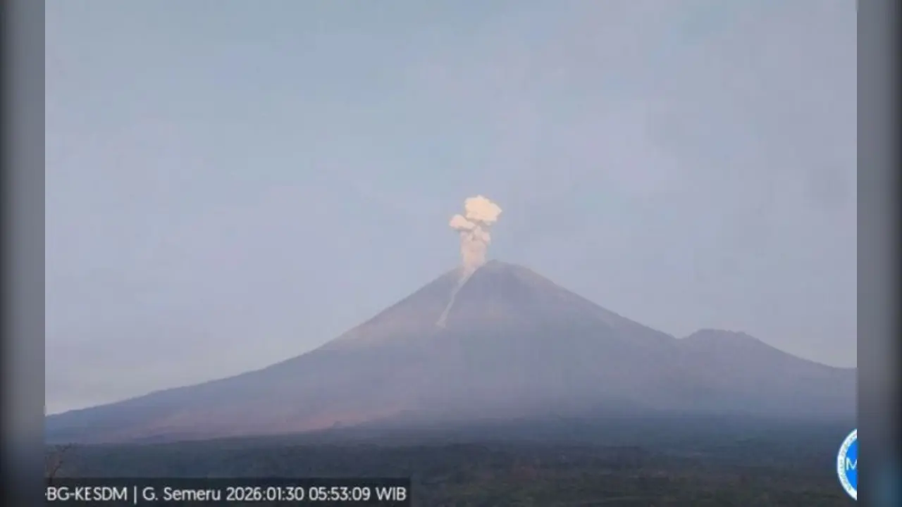 Gunung Semeru Erupsi