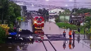 KAI Batalkan 82 Perjalanan Kereta Imbas Cuaca Ekstrem, 18.000 Penumpang Ajukan Refund