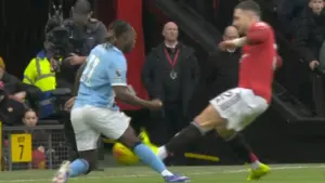 Kontroversi Tekel Diogo Dalot ke Jeremy Doku: Alasan Liga Inggris Tak Berikan Kartu Merah di Derby