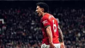 Lisandro Martinez Ungkap Pesan Michael Carrick: “Gunakan Energi Suporter!”