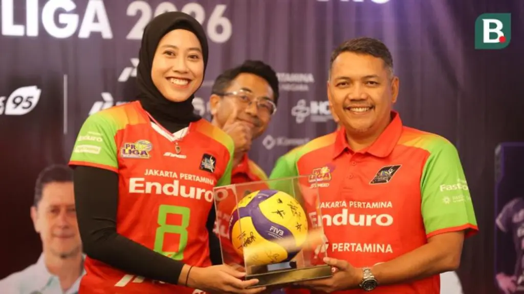 Megawati Hangestri memberikan bola bertanda tangan seluruh pemain kepada petinggdi dari Pertamina di acara launching tim untuk kompetisi Proliga 2026 