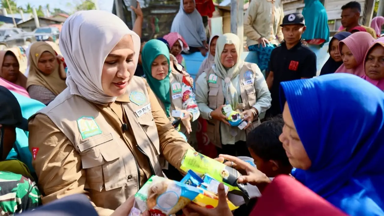 Mualem Dikabarkan Menikah Lagi Publik Soroti Sosok Istri Pertama Gubernur Aceh