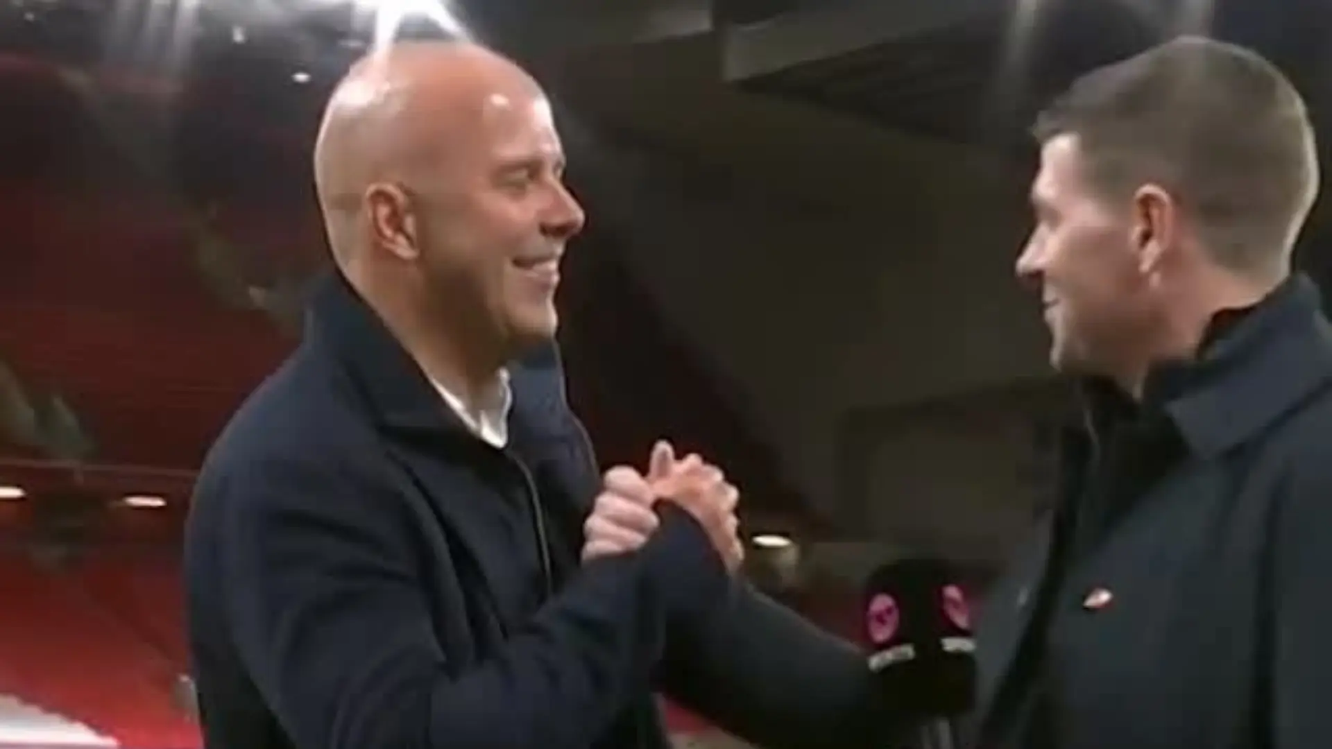 Steven Gerrard Kritik Keluhan Arne Slot Soal Strategi Bertahan Lawan