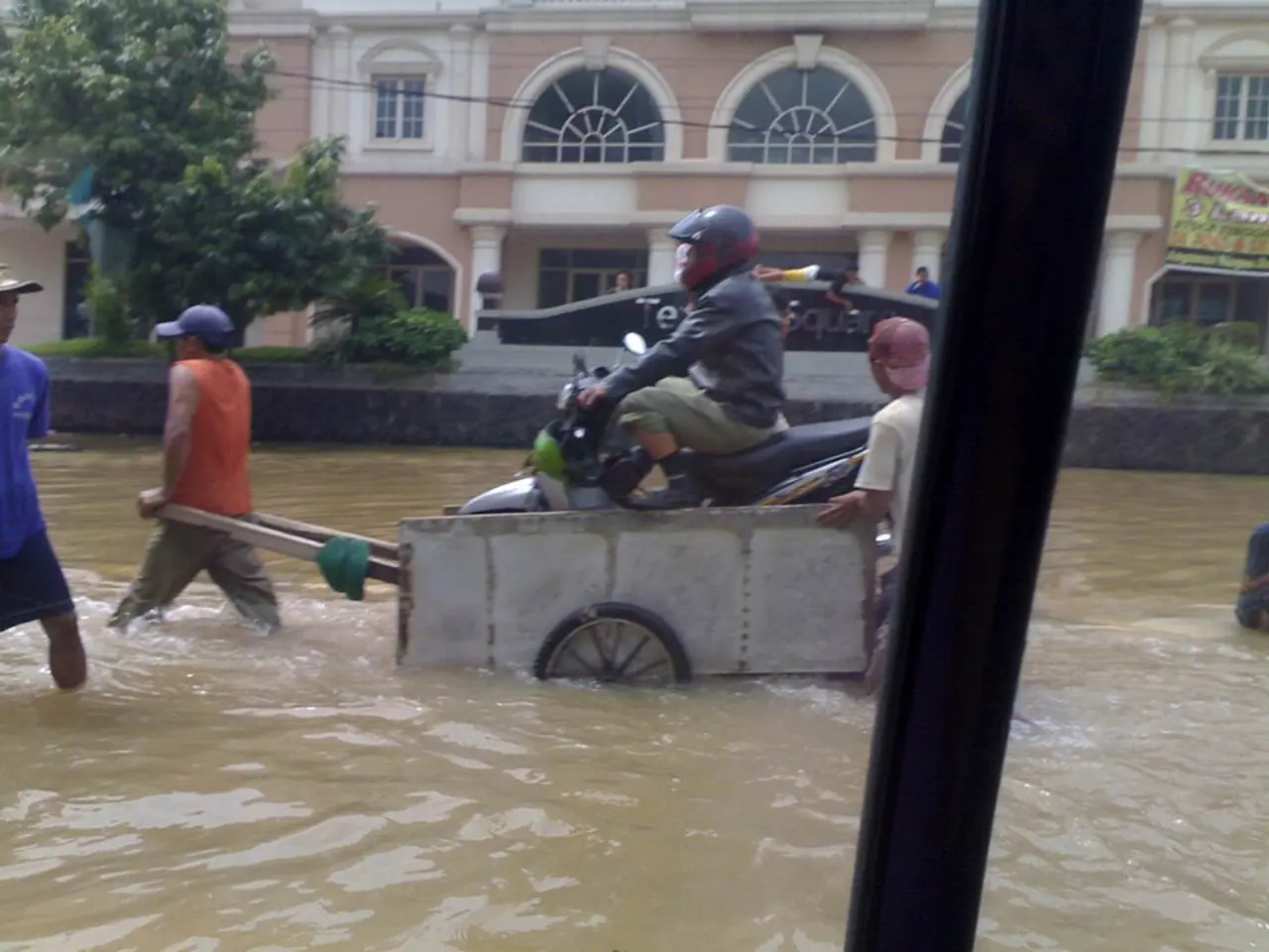 Banjir Genangi 16 RT dan 10 Ruas Jalan di Jakarta, Jakbar Paling Parah