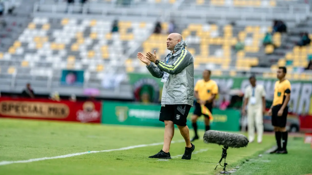 Bernardo Tavares Bangun Kedalaman Skuad Persebaya Fokus Pada Tiga Pemain Anyar Brasil