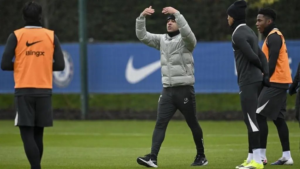 Aksi Liam Rosenior Pimpin Latihan Chelsea Pertama Kalinya. (foto: Darren Walsh/chelsea Fc Via Getty Images)