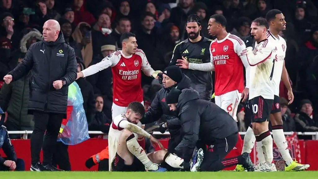Bradley Sedang Mendapat Perawatan Di Lapangan Sementara Martinelli Berada Di Belakangnya. Foto: Getty Images/marc Atkins