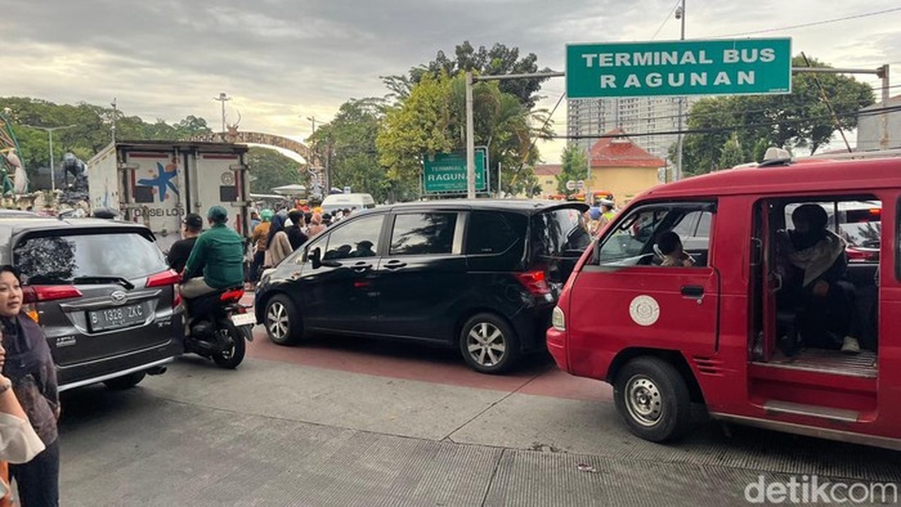 Macet Parah di Sekitar Ragunan Akibat Bubaran Pengunjung Hari Pertama Tahun Baru 2026