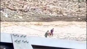 Aksi Heroik Prajurit TNI Selamatkan Warga Aceh Tengah yang Terseret Arus Banjir Deras