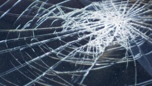 Mobil Listrik Tabrak Pesepeda di Sudirman, Korban Lansia Terluka di Kepala