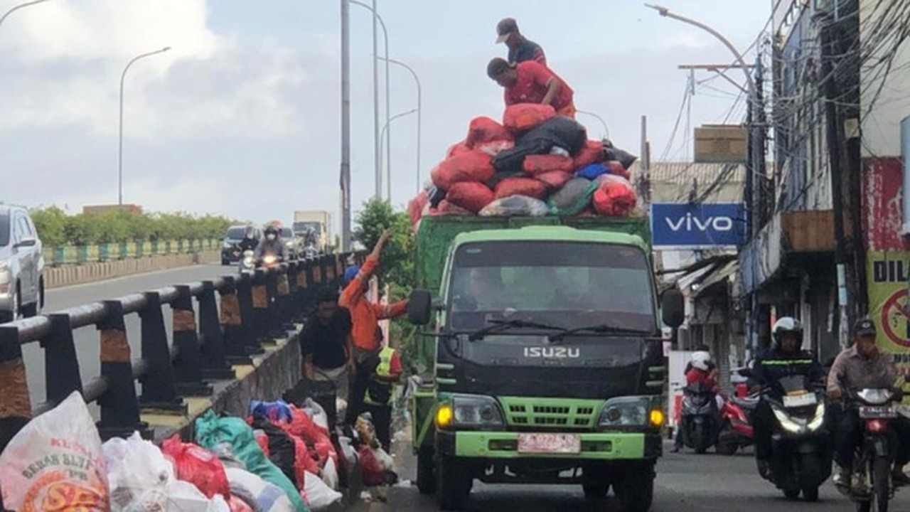 Darurat Sampah Tangsel, 10 Truk Uji Coba Buang Limbah ke TPAS Cilowong Serang