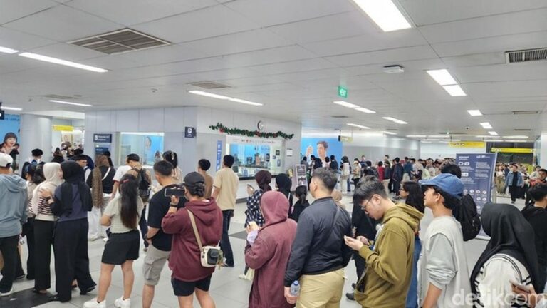 Usai Pesta Tahun Baru, Stasiun MRT Bundaran HI Dipadati Ribuan Penumpang Dini Hari Usai Pesta Tahun Baru, Stasiun MRT Bundaran HI Dipadati Ribuan Penumpang Dini Hari