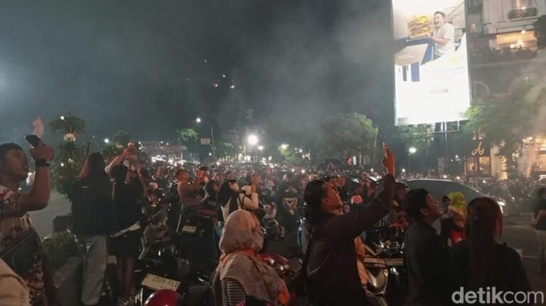 Malam Tahun Baru 2026: Tugu Kujang Bogor Dipadati Warga dan Pengendara Motor