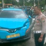 Taksi Listrik Terobos Perlintasan KA di Jakpus, Bodi Ringsek dan Lokomotif Ikut Penyok