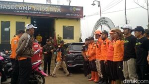 Pendaki Hilang di Gunung Slamet, Puluhan Warga Lokal Bergabung dalam Pencarian Intensif Tim SAR