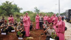 Upacara Kenaikan Pangkat Polres Bogor Diwarnai Aksi Tanam Pohon untuk Korban Bencana