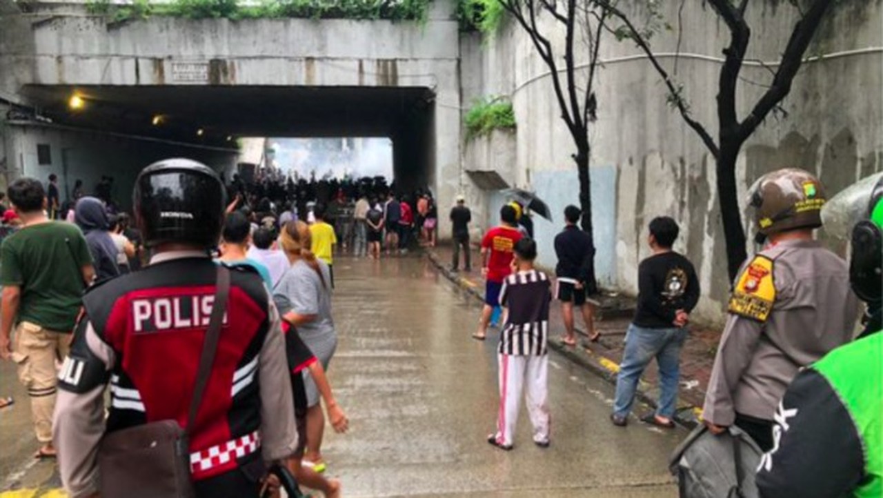 Tawuran Pecah Lagi di Underpass Manggarai, Polisi Bubarkan Dua Kelompok Warga Tawuran Pecah Lagi di Underpass Manggarai, Polisi Bubarkan Dua Kelompok Warga