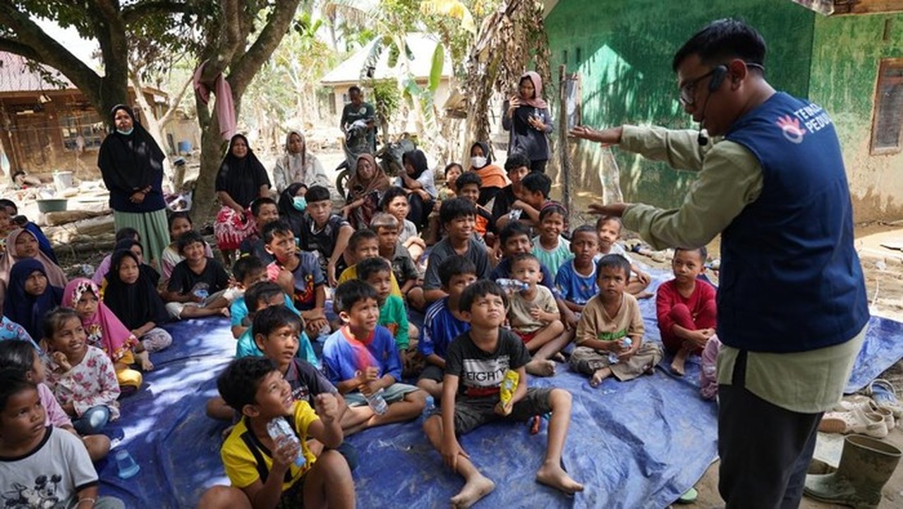 TelkomGroup Salurkan Bantuan Kemanusiaan dan Pendampingan Psikologis untuk Anak-anak Korban Banjir Aceh Tamiang TelkomGroup Salurkan Bantuan Kemanusiaan dan Pendampingan Psikologis untuk Anak-anak Korban Banjir Aceh Tamiang
