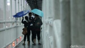 BMKG Rilis Prakiraan Cuaca 1 Januari 2026: Sebagian Besar Wilayah Indonesia Berpotensi Hujan