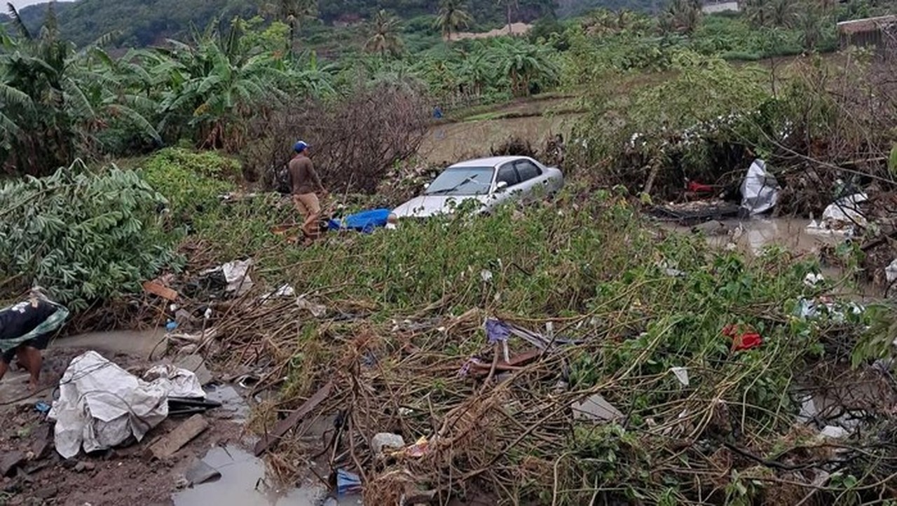 Banjir Bandang Terjang Cilegon, Ribuan Jiwa Terdampak dan Mobil Terseret Arus