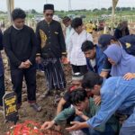 Isak Tangis Warnai Pemakaman Tiga Anggota Keluarga yang Tewas di Tanjung Priok