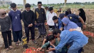 Isak Tangis Warnai Pemakaman Tiga Anggota Keluarga yang Tewas di Tanjung Priok