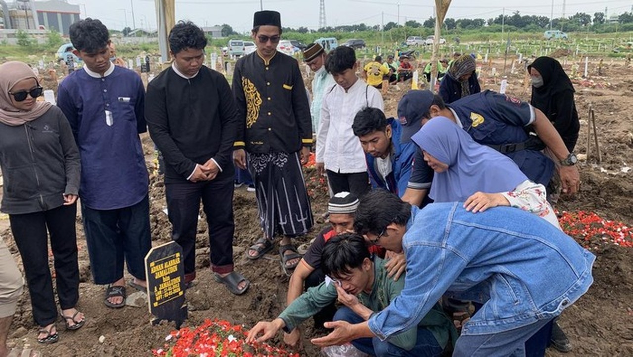 Isak Tangis Warnai Pemakaman Tiga Anggota Keluarga yang Tewas di Tanjung Priok