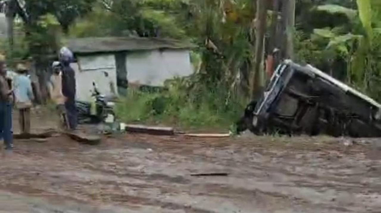 Kecelakaan Beruntun di Bogor: Ekskavator Tabrak 6 Kendaraan, 5 Orang Luka-luka Kecelakaan Beruntun di Bogor: Ekskavator Tabrak 6 Kendaraan, 5 Orang Luka-luka