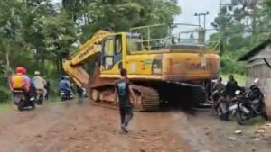 Ekskavator Lepas dari Trailer, Picu Kecelakaan Beruntun 7 Kendaraan di Bogor