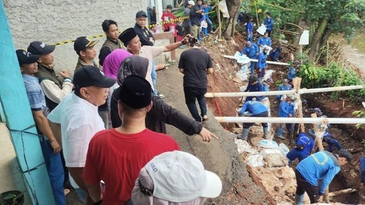 Tanah Longsor di Kembangan Jakarta Barat Akibat Erosi Kali Angke, Bronjong Dibangun