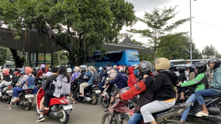 Libur Akhir Pekan, Taman Margasatwa Ragunan Dipadati Ribuan Pengunjung dan Kendaraan Libur Akhir Pekan, Taman Margasatwa Ragunan Dipadati Ribuan Pengunjung dan Kendaraan