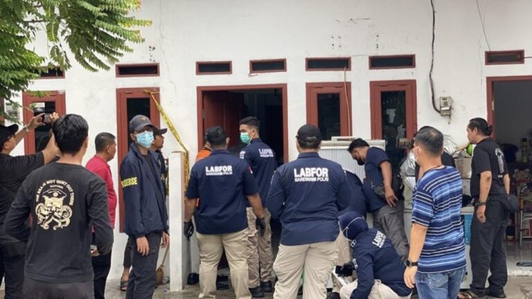 Misteri Kematian Sekeluarga di Tanjung Priok: Kulit Melepuh, Mulut Berbusa, dan Cairan Misterius Misteri Kematian Sekeluarga di Tanjung Priok: Kulit Melepuh, Mulut Berbusa, dan Cairan Misterius