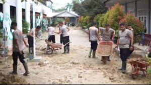 Polres Langsa Bersihkan SMPN 2 Langsa Terdampak Banjir, Siap Digunakan 5 Januari 2026