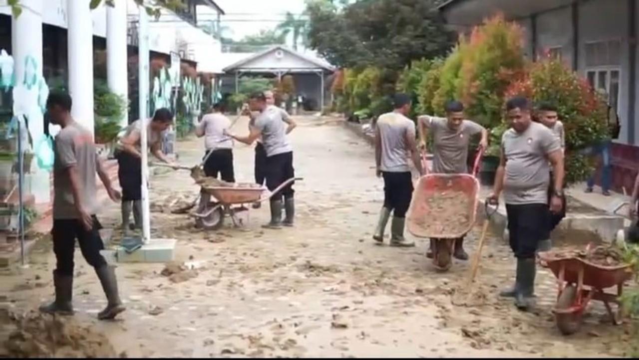 Polres Langsa Bersihkan SMPN 2 Langsa Terdampak Banjir, Siap Digunakan 5 Januari 2026