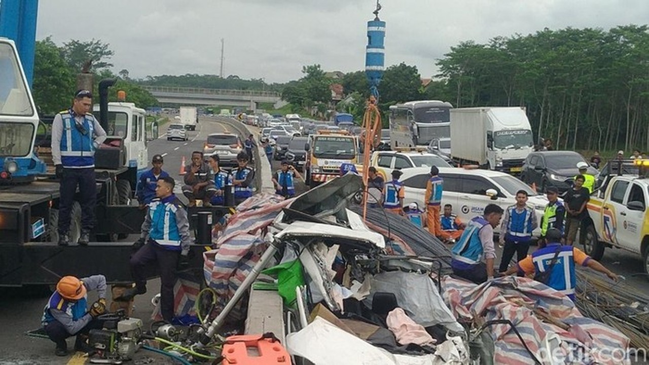 Truk Hilang Kendali Picu Kecelakaan Maut Tiga Kendaraan di Tol Batang Truk Hilang Kendali Picu Kecelakaan Maut Tiga Kendaraan di Tol Batang