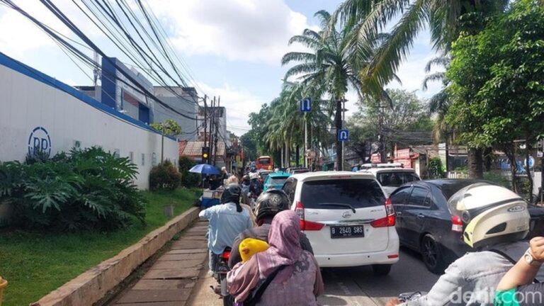 Macet Parah di Ragunan Saat Libur Tahun Baru, Antrean Kendaraan Capai 1 Km Macet Parah di Ragunan Saat Libur Tahun Baru, Antrean Kendaraan Capai 1 Km