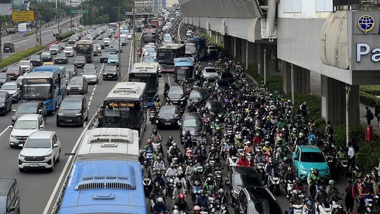Usai Libur Nataru, Lalin Pancoran Arah Kuningan Macet Parah Akibat Volume Kendaraan Tinggi