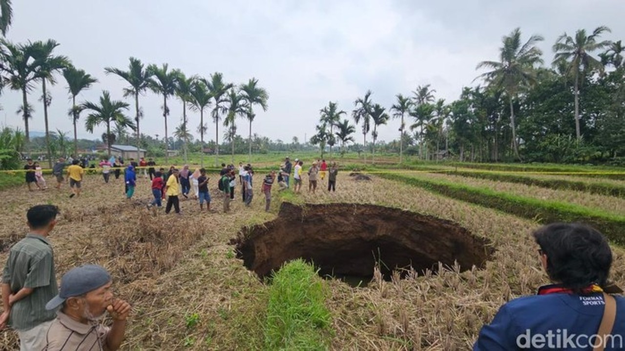 Lubang Raksasa Muncul Misterius di Sawah Warga Sumbar Pasca Suara Ledakan