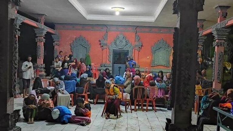 Santri di Bali Belajar Tanpa Meja dan Buku Layak Pasca Banjir, Butuh Uluran Tangan