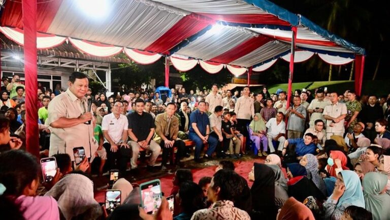 Prabowo Subianto Berjanji Tak Akan Tinggalkan Korban Bencana di Tapanuli Selatan Prabowo Subianto Berjanji Tak Akan Tinggalkan Korban Bencana di Tapanuli Selatan