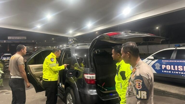 Sopir Fortuner Penimbun Solar Subsidi Kabur dan Masuk Parit di Tol Jagorawi Sopir Fortuner Penimbun Solar Subsidi Kabur dan Masuk Parit di Tol Jagorawi