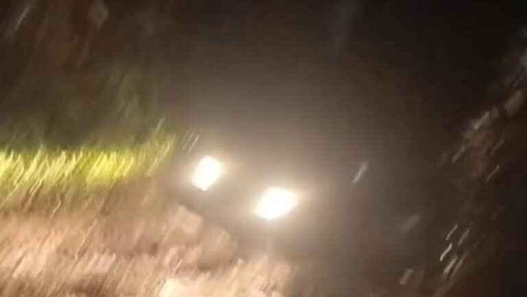 Dua Kendaraan Wisatawan Tersangkut Lumpur Saat Trekking di Cisadon Bogor Dua Kendaraan Wisatawan Tersangkut Lumpur Saat Trekking di Cisadon Bogor