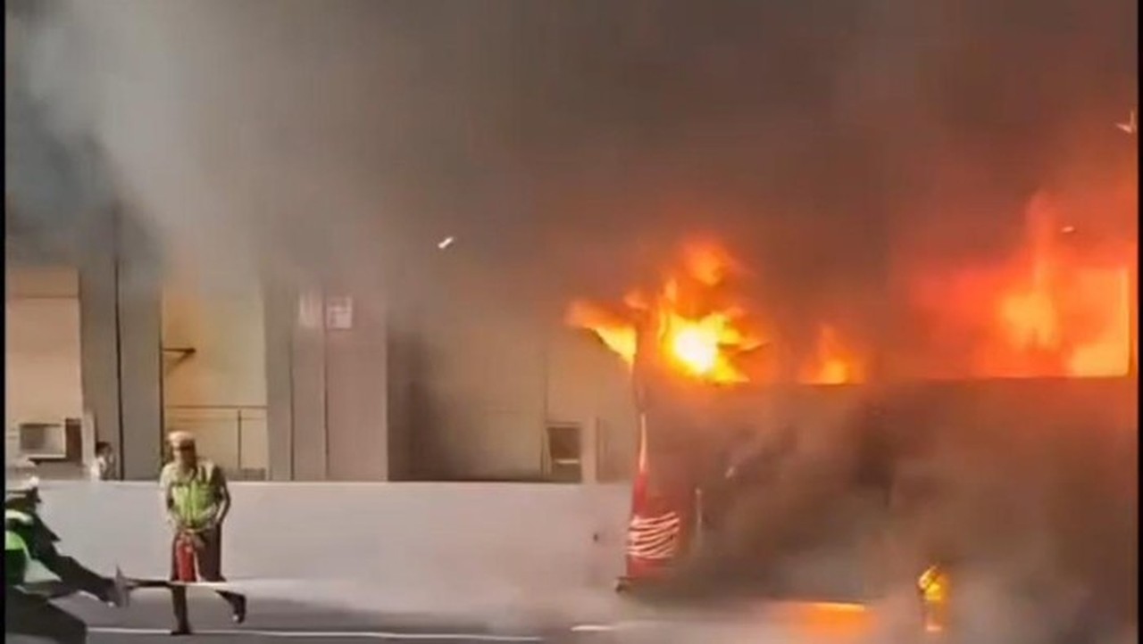 Bus Rombongan Ziarah Terbakar di Tol Japek Arah Bekasi, 34 Penumpang Dievakuasi Bus Rombongan Ziarah Terbakar di Tol Japek Arah Bekasi, 34 Penumpang Dievakuasi