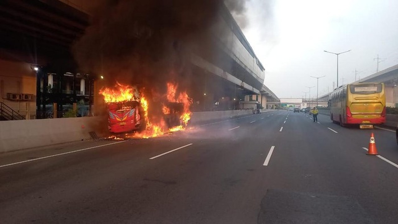 Bus Peziarah Tujuan Lampung Hangus Terbakar di Tol Cikampek Akibat Korsleting Sound System Bus Peziarah Tujuan Lampung Hangus Terbakar di Tol Cikampek Akibat Korsleting Sound System