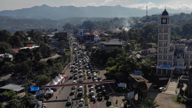 Bupati Bogor Ungkap Rencana Penataan Jalur Puncak Atasi Penyempitan Jalan Mulai 2026
