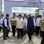 Prabowo Subianto Tinjau Hunian Darurat Korban Bencana di Aceh Tamiang Bersama Rosan Roeslani dan Mualem