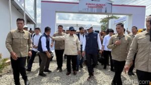 Prabowo Subianto Tinjau Hunian Darurat Korban Bencana di Aceh Tamiang Bersama Rosan Roeslani dan Mualem