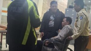 Pengemudi Avanza Lawan Arah di Bekasi Seret Motor, Berujung Diamuk Massa